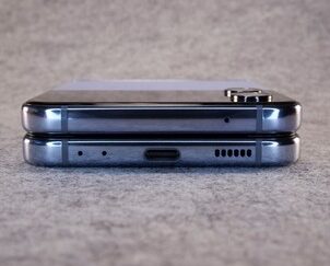Samsung Galaxy Z Flip4 Review, folded - bottom part